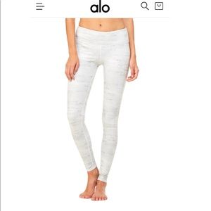 Alo Yoga Airbrush Legging size S in Sequoia; EUC